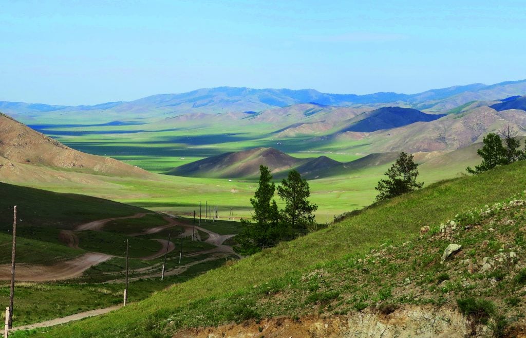 mongolische-landschaft-mit-strassenpisten