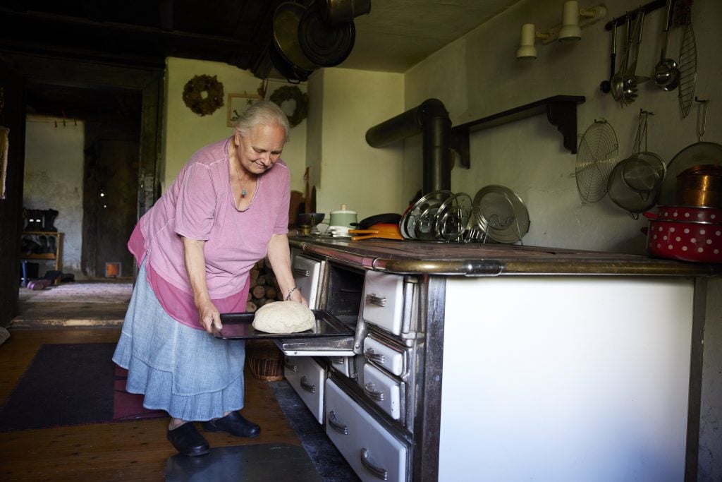 Christine beim Brotbacken