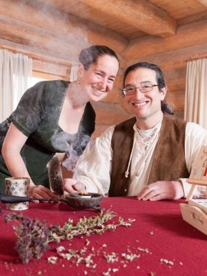 Angelika und Florian beim Räuchern